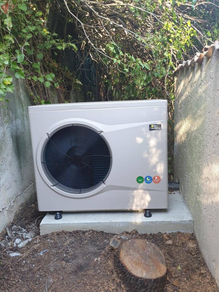 Pose d'une pompe a chaleur PAC sur une installation de piscine existante sur Cabris