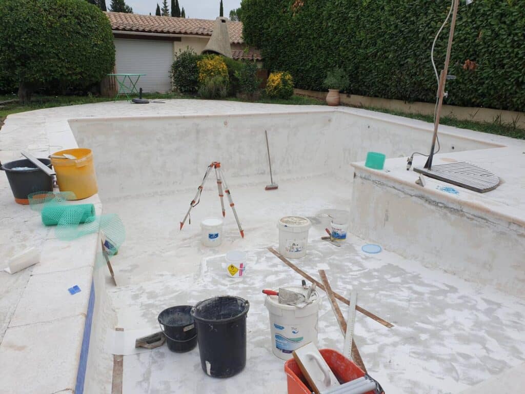 Rénovation compléte, pose d'une mosaique de piscine sur grasse