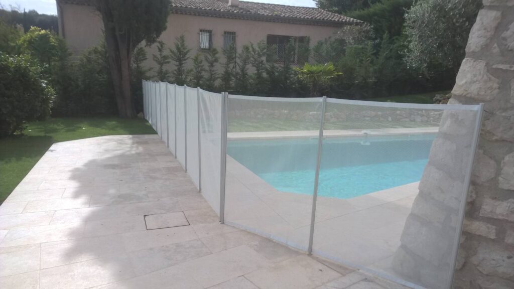 Mise en place d'une barriére protection enfant autour d'une piscine sur Valbonne et ses alentours