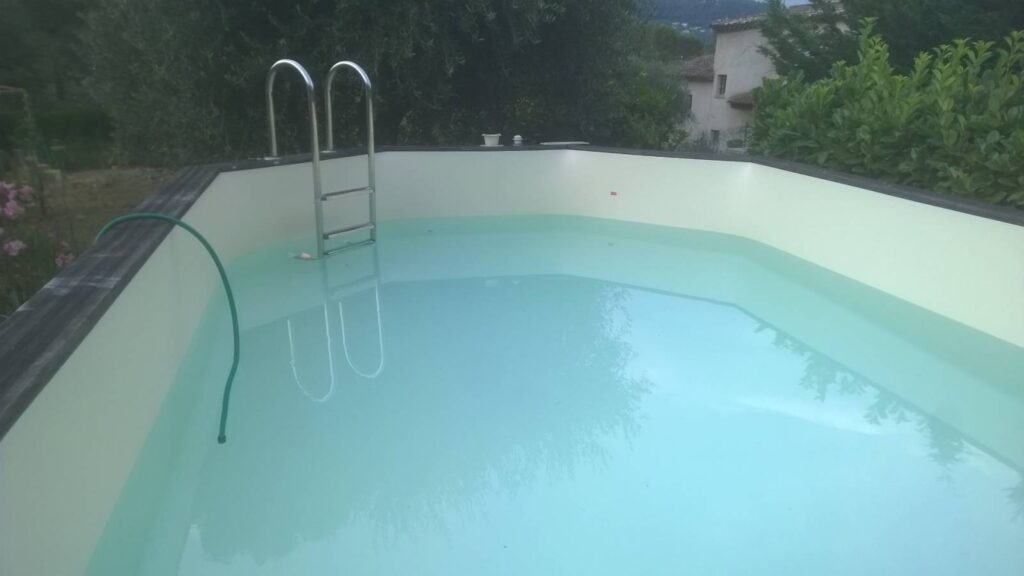 Montage piscine en bois et remplacement d'un liner et autre sur piscine en bois.