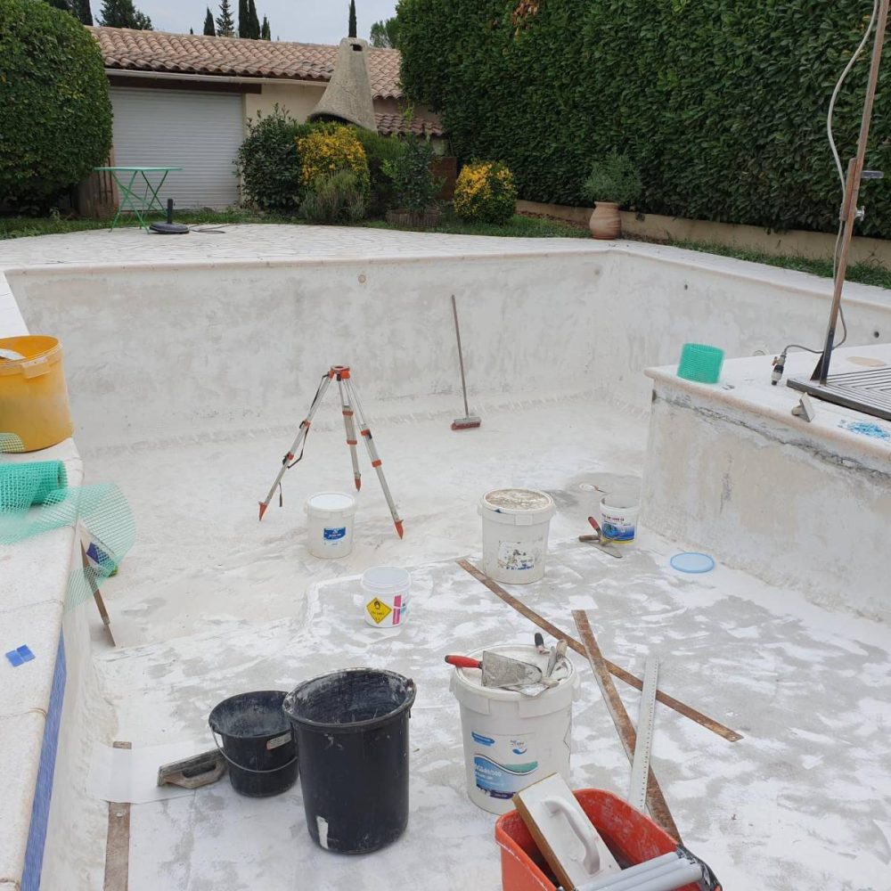 Rénovation compléte, pose d'une mosaique de piscine sur grasse